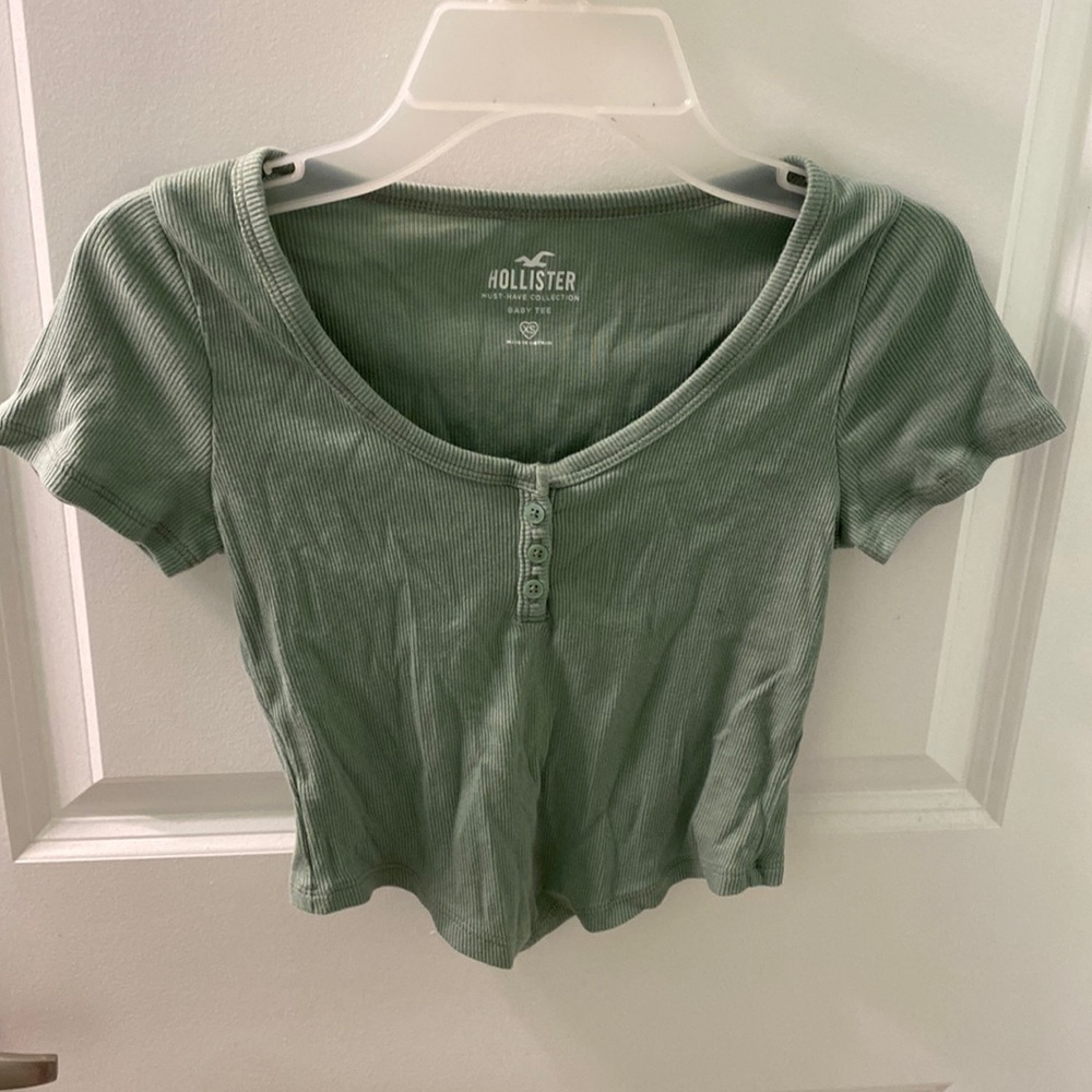 Size XS Hollister green cropped button up baby tee with hanky hem.